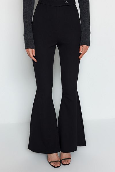 Trendyol Collection Schwarze, gewebte Hose mit ausgestelltem Bein und ausgestelltem Bein TWOAW24PL00038