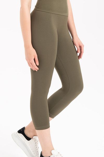 Formeasy Women's Seamless Ribbed Capri Short Tights 9006