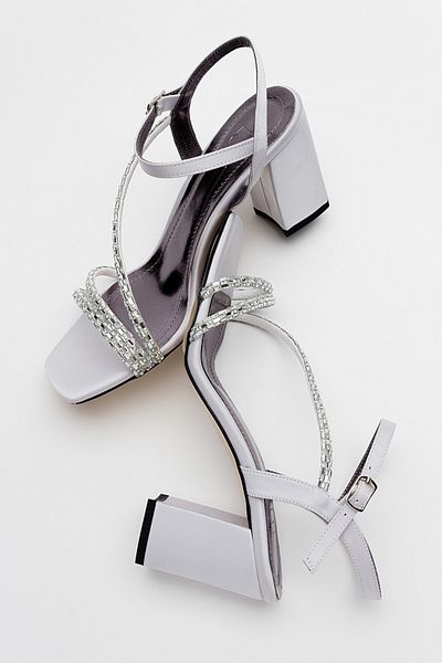 LuviShoes Pantofi cu toc pentru damă din satin argintiu ANJEL