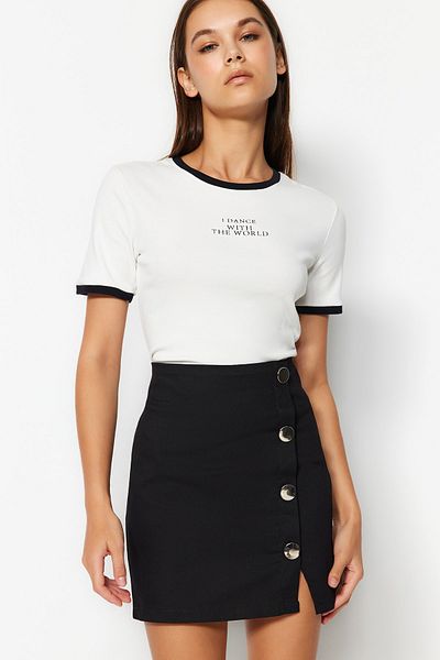 Trendyol Collection Fusta țesătă cu detaliu cu nasturi negre de lungime mini TWOAW24ET00276