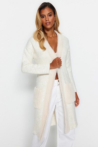 Trendyol Collection Ecrufarbener, pelziger Midi-Strickcardigan mit weiter Passform TWOAW24HI00107