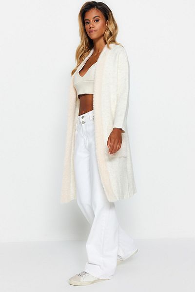 Trendyol Collection Ecrufarbener, pelziger Midi-Strickcardigan mit weiter Passform TWOAW24HI00107