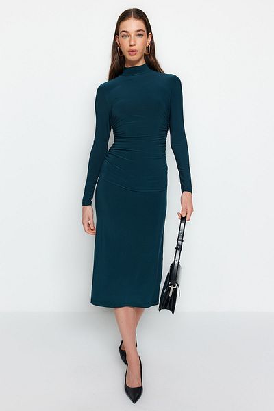 Trendyol Collection Smaragdgrünes, drapiertes, detailliertes, flexibles Midi-Strickkleid in A-Linie mit hohem Kragen TWOAW24EL00133