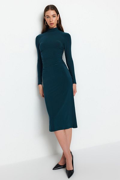 Trendyol Collection Smaragdgrünes, drapiertes, detailliertes, flexibles Midi-Strickkleid in A-Linie mit hohem Kragen TWOAW24EL00133