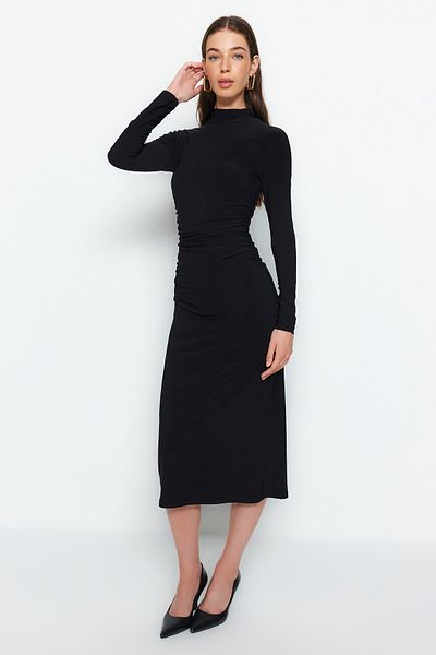 Trendyol Collection Černé pružné pletené šaty s vysokým límcem v A-Line TWOAW24EL00133