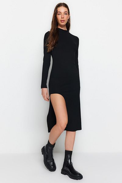 Trendyol Collection Schwarzes, geripptes, tief geschlitztes, detailliertes, tailliertes Midi-Stretch-Strickkleid TWOAW24EL00174