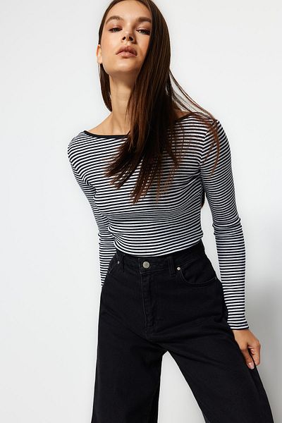 Trendyol Collection Fekete-fehér csíkos, hát nélkül illeszkedő, rugalmas kötött blúz TWOAW24BZ00105