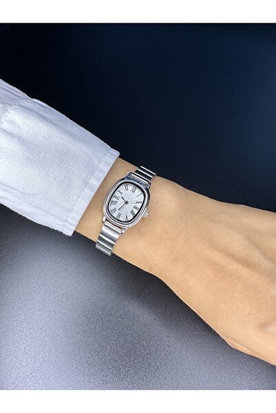 İSTLİV ساعة يد نسائية باللون الفضي البسيط