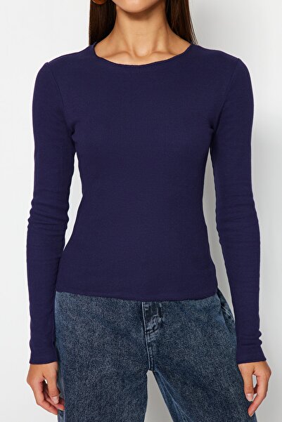Trendyol Collection Sötétkék bordás nyakú, testhezálló pamut rugalmas kötött blúz TWOAW24BZ00066