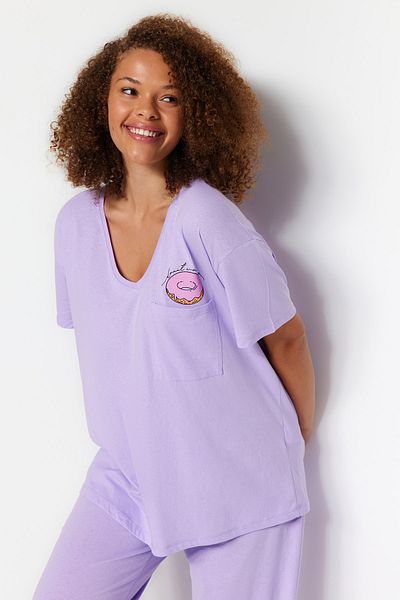 Trendyol Curve Lila bedrucktes Strick-Pyjama-Set mit Taschendetail TBBAW24AI00004