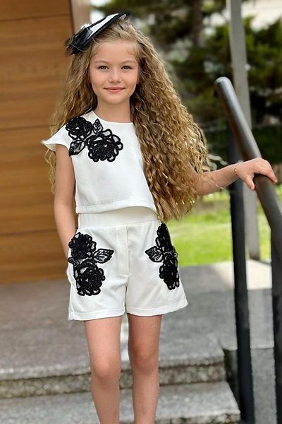 Riccotarz Set de pantaloni scurți albi, cu umeri cu nasturi, brodate cu flori