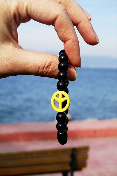 Kusakli Shiny Onyx Natural Stone Women's Bracelet with Yellow Peace Figure