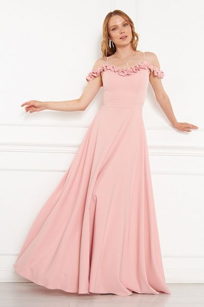 lovebox Abendkleid 421 aus Atlasstoff mit verstellbaren Trägern, Rüschenkragen, plissiertem, ausgestelltem Maxikleid in Puder