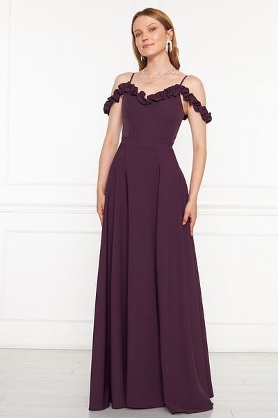 lovebox Abendkleid 421 aus Atlasstoff mit verstellbaren Trägern, Rüschenkragen, plissiertem, ausgestelltem Maxikleid in Pflaume