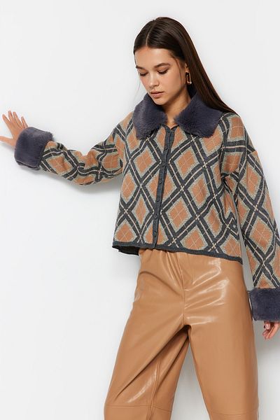 Trendyol Collection Béžová odnímatelná umělá kožešina s třpytivým úpletem Cardigan TWOAW24HI00043