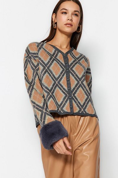 Trendyol Collection Béžová odnímatelná umělá kožešina s třpytivým úpletem Cardigan TWOAW24HI00043