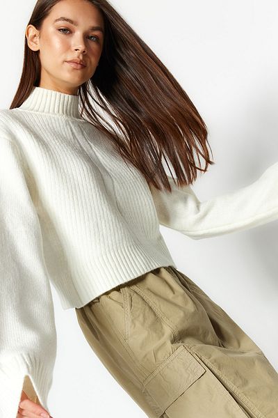 Trendyol Collection Ecrufarbener, kurzer Strickpullover mit weichem, strukturiertem Stehkragen TWOAW24KZ00320