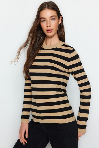 Trendyol Collection Velbloudí prémiová/speciální příze Měkká textura Základní pruhovaný svetr TWOAW24KZ00133