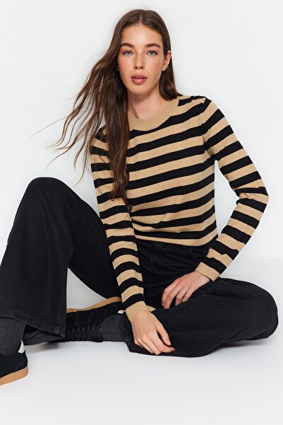Trendyol Collection Velbloudí prémiová/speciální příze Měkká textura Základní pruhovaný svetr TWOAW24KZ00133