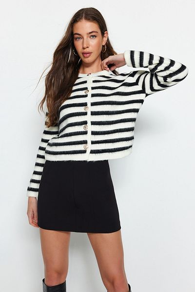 Trendyol Collection Weiche, strukturierte, ecrufarbene, gestreifte Strickjacke – TWOAW24HI00040