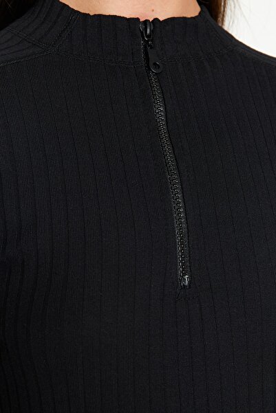 Trendyol Collection Černá zipový límec přiléhavý/přiléhavý žebrovaná pružná pletená halenka TWOAW24BZ00057