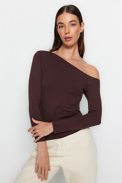 Trendyol Collection Braune, schulterfreie, taillierte, dehnbare Strickbluse aus Baumwolle mit U-Boot-Ausschnitt TWOAW24BZ00107