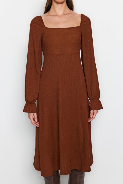 Trendyol Collection Hnědé pletené šaty midi s hřebínkovým/texturovaným čtvercovým výstřihem s dlouhým rukávem TWOAW24EL00188