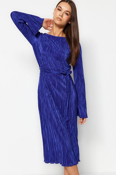 Trendyol Collection Marineblaues Midi-Strickkleid in A-Linie mit ausgestellten Ärmeln aus Premium-Plisseestoff mit detailliertem Ausschnitt TWOAW24EL00125