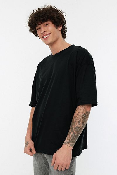 Trendyol Collection Übergroßes schwarzes Baumwoll-T-Shirt - TMNSS22TS0318