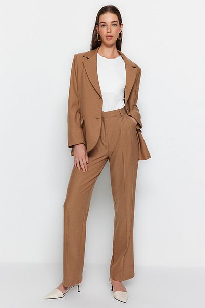 Trendyol Collection Limitovaná edice Hnědé plisované kalhoty rovného střihu Twoaw23Pl00401