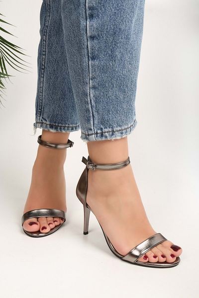 Shoeberry Dámské boty Dianthus Platinum s jedním páskem na podpatku