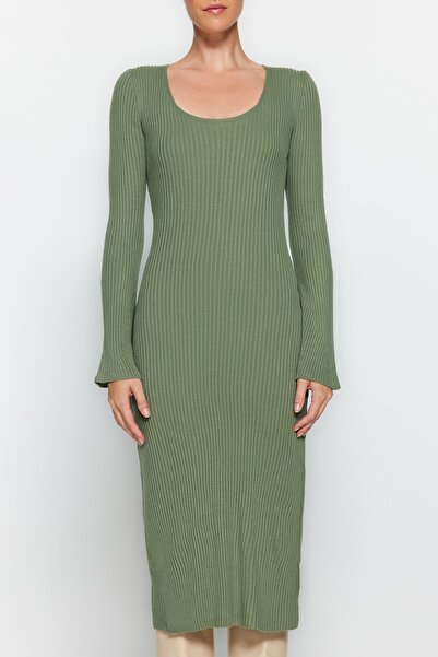 Trendyol Collection Khaki Midi úpletové šaty se základním rukávem TWOAW24EL00117