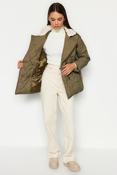 Trendyol Collection Khaki plyšový detailní vodoodpudivý prošívaný kabát TWOAW24MO00007