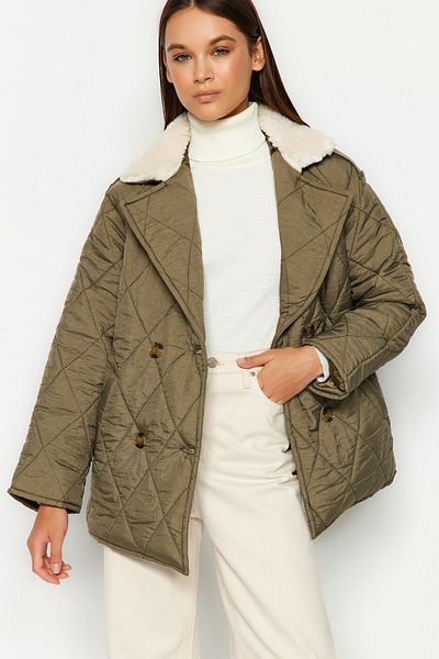 Trendyol Collection Khaki plyšový detailní vodoodpudivý prošívaný kabát TWOAW24MO00007
