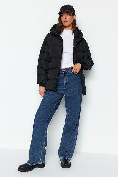Trendyol Collection Μαύρο πουπουλένιο παλτό με αδιάβροχη κουκούλα - κανονική εφαρμογή TWOAW24MO00077