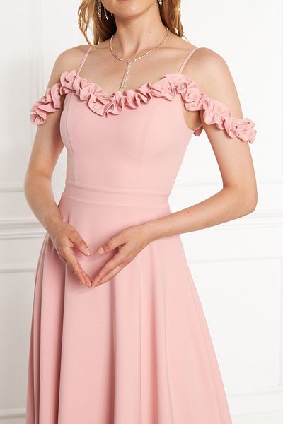 lovebox Abendkleid 421 aus Atlasstoff mit verstellbaren Trägern, Rüschenkragen, plissiertem, ausgestelltem Maxikleid in Puder