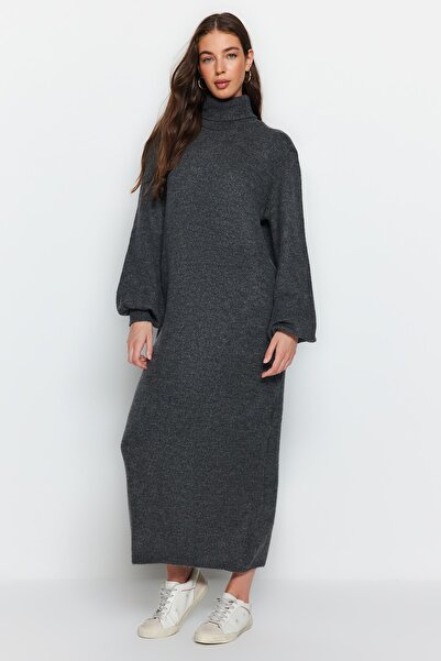 Trendyol Collection Antracytowa sukienka midi z miękkiej teksturowanej dzianiny TWOAW24EL00033
