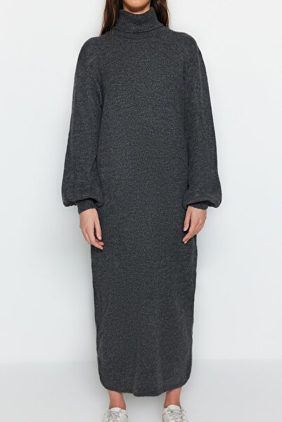 Trendyol Collection Antracytowa sukienka midi z miękkiej teksturowanej dzianiny TWOAW24EL00033