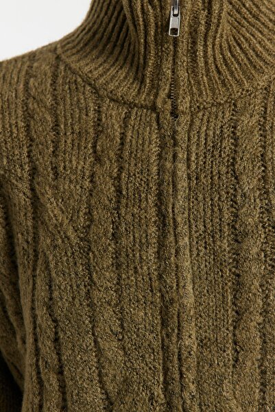 Trendyol Collection Khaki pletený svetřík s měkkou texturou se zipem a copem do vlasů Twoaw24Hi00202