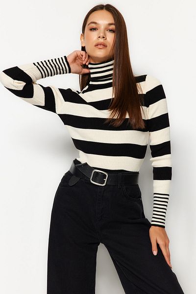 Trendyol Collection Rollkragenpullover mit schwarzen Streifen aus Strick - TWOAW24KZ00637