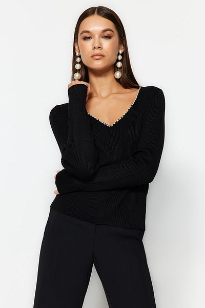 Trendyol Collection Pulover negru de tricotaj cu decolteu în V - cu detalii perle TWOAW24KZ00664