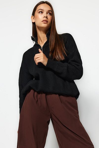 Trendyol Collection Schwarzer, weicher, strukturierter Strickpullover mit Reißverschluss TWOAW20XS0009