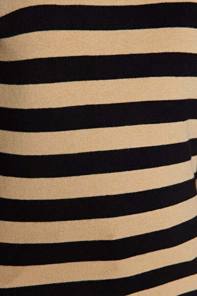 Trendyol Collection Velbloudí prémiová/speciální příze Měkká textura Základní pruhovaný svetr TWOAW24KZ00133