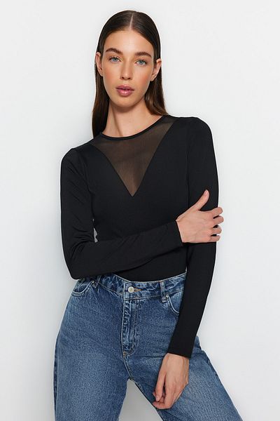 Trendyol Collection Schwarzer, tief ausgeschnittener Stretch-Strickbody aus Tüll mit Rundhalsausschnitt und Druckknöpfen TWOAW24BD00012