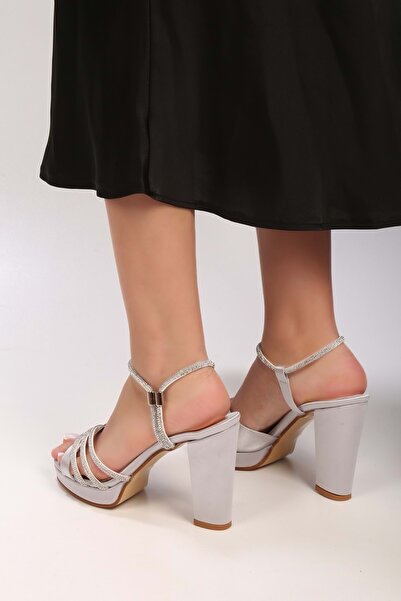 Shoeberry Dámské boty na podpatku Cesa Silver Satin Stone na platformě