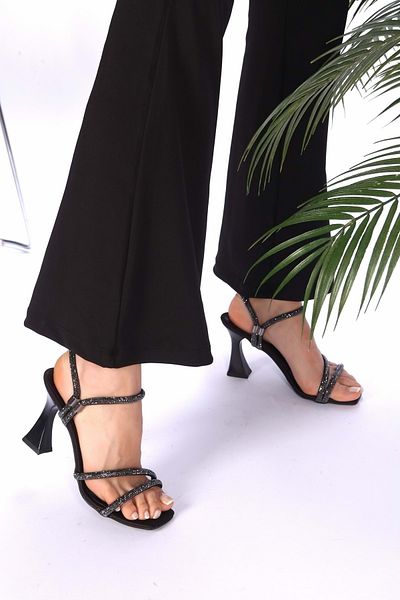 Shoeberry Dámské pantofle a boty na podpatku Teyna Black Satin Ribbed Stone