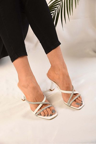 Shoeberry Weiße gerippte Hausschuhe für Damen mit Absatz und Strasssteinen
