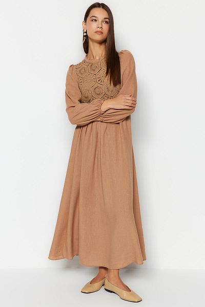 Trendyol Modest Hnědé tkané šaty s hřebínkovým detailem - TCTAW24EB00110