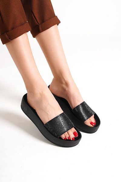 Capone Outfitters Capone Single Wide Band Stone Detaillierter Keilabsatz Metallic Black Damen-Hausschuhe
