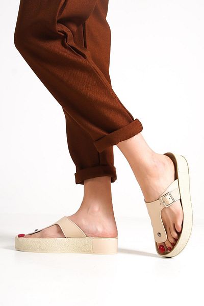 Capone Outfitters Capone Flip-Flops mit seitlicher Gürtelschnalle, bunter detaillierter Keilabsatz, beige Damen-Hausschuhe